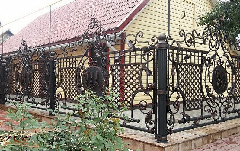 Кованые заборы — в чем плюсы и преимущества